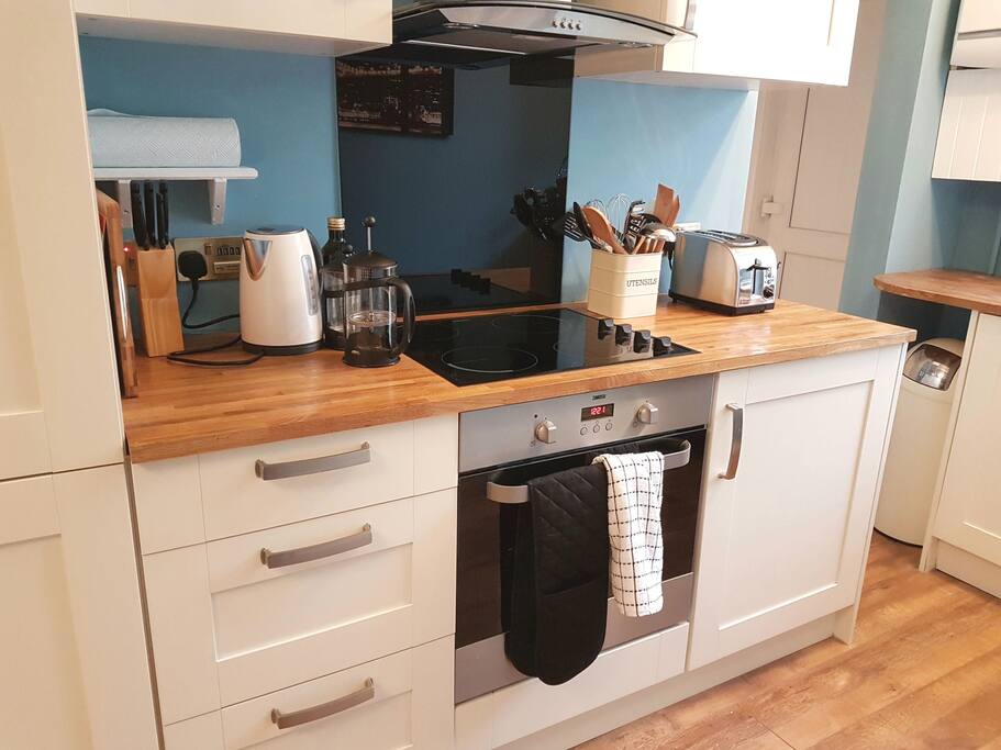 Kitchen worktop and oven