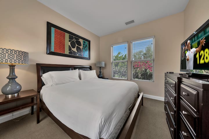 Chumba cha kulala cha Casita kilicho na HDTV kubwa.