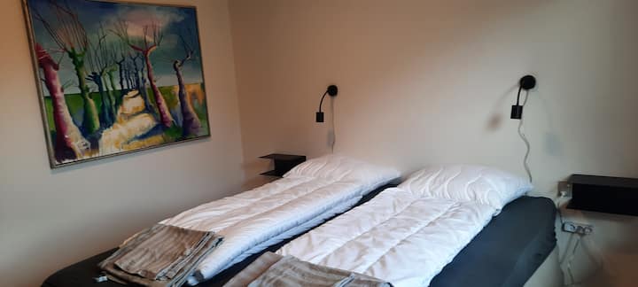 Spavaća soba 1 s bračnim krevetom i ormarom