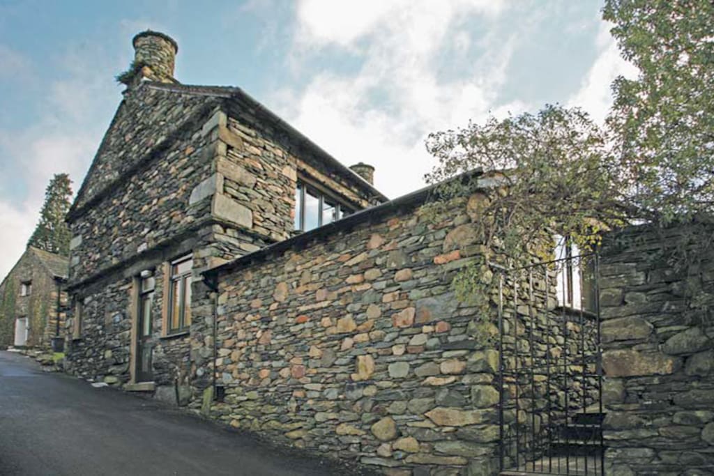 Dwarf Hall Cottage is the end section of Dwarf Hall