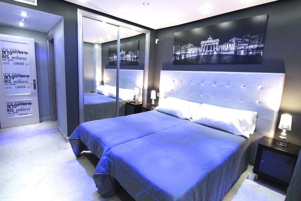 segundo dormitorio con vistas a la piscina y baño en suite,iluminación espectacular