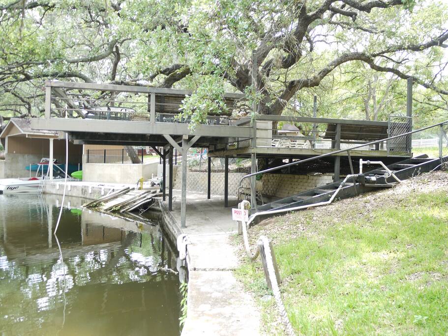 Deck On the Lake with boat dock and two jetskpstairs loft ramps