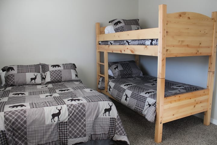 3. spavaća soba (bračni krevet i kreveti na kat)