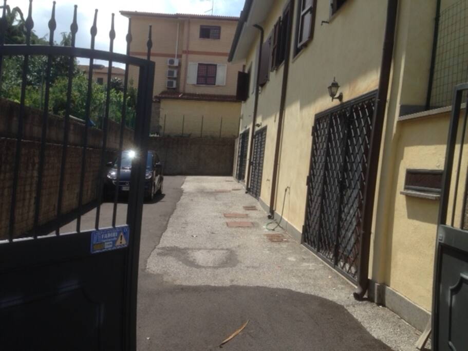 Entrata posteriore con il cancello elettrico dove si vede il posto auto