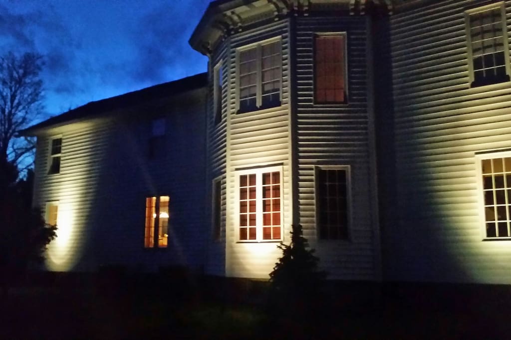 The house is well lit in front as well. On calm summer evenings the subtle lighting allows you to walk the property & enjoy the starlit night.