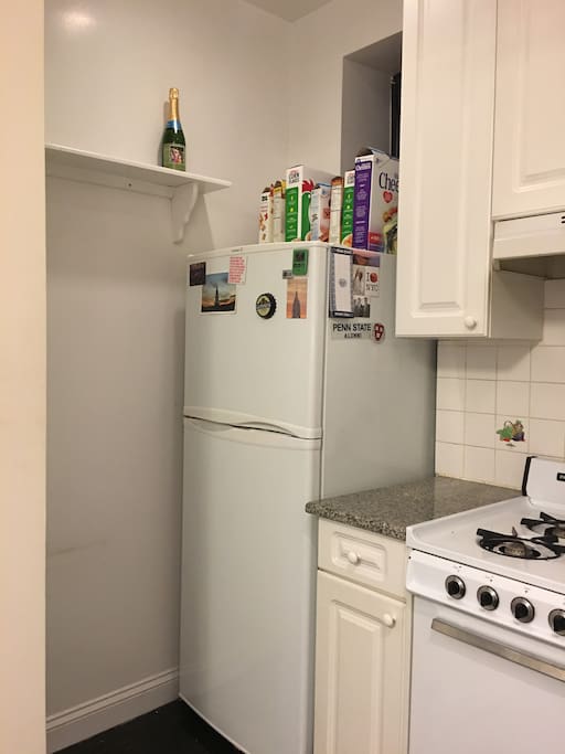 Kitchen appliances include oven, gas stove, dishwasher, refrigerator, and sink. Guests have access to microwave, toaster, kettle, and coffee machine.