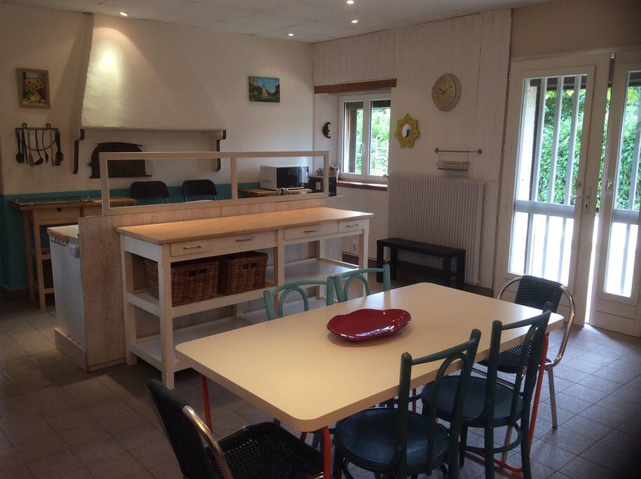 La cuisine / salle à manger est très fonctionnelle avec de nombreux rangements et divers équipements. Du café et du thé vous y attendent. Elle est spacieuse et donne directement sur la terrasse coin repas extérieure.