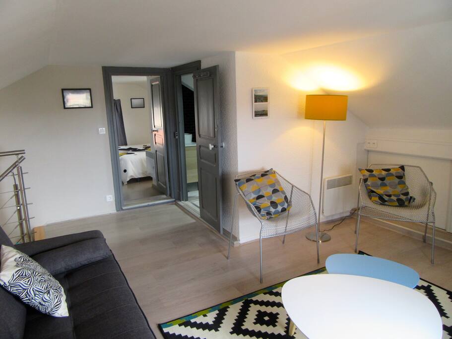 Etage du duplex avec salon, chambre et salle de bains