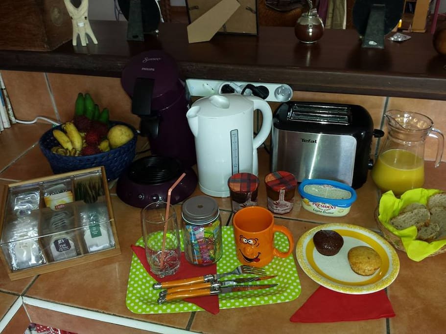 Coin cuisine préparation petit déjeuner. Café et thé à volonté pendant le séjour. Jus et gâteaux faits maison.