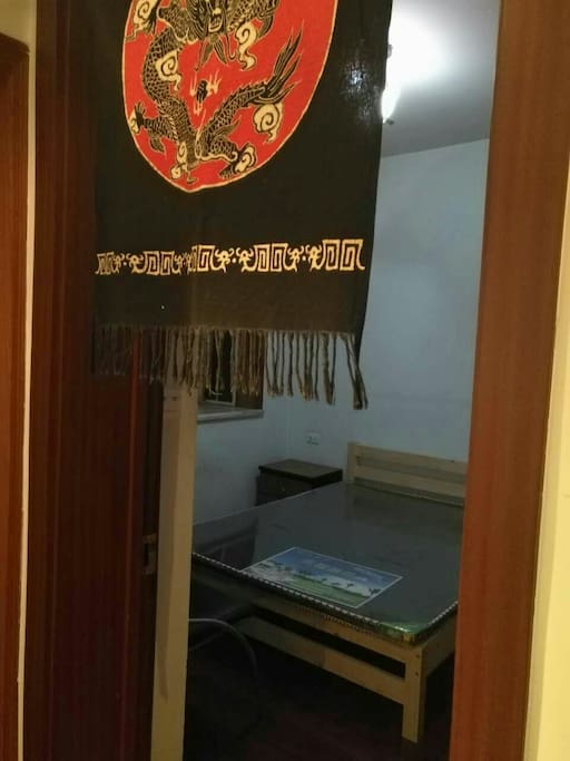 靠小区里面的房间,日照时间久