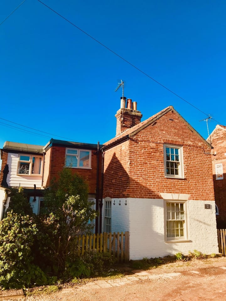 Peter's Place: Perfectly Private And Convenient. - Southwold