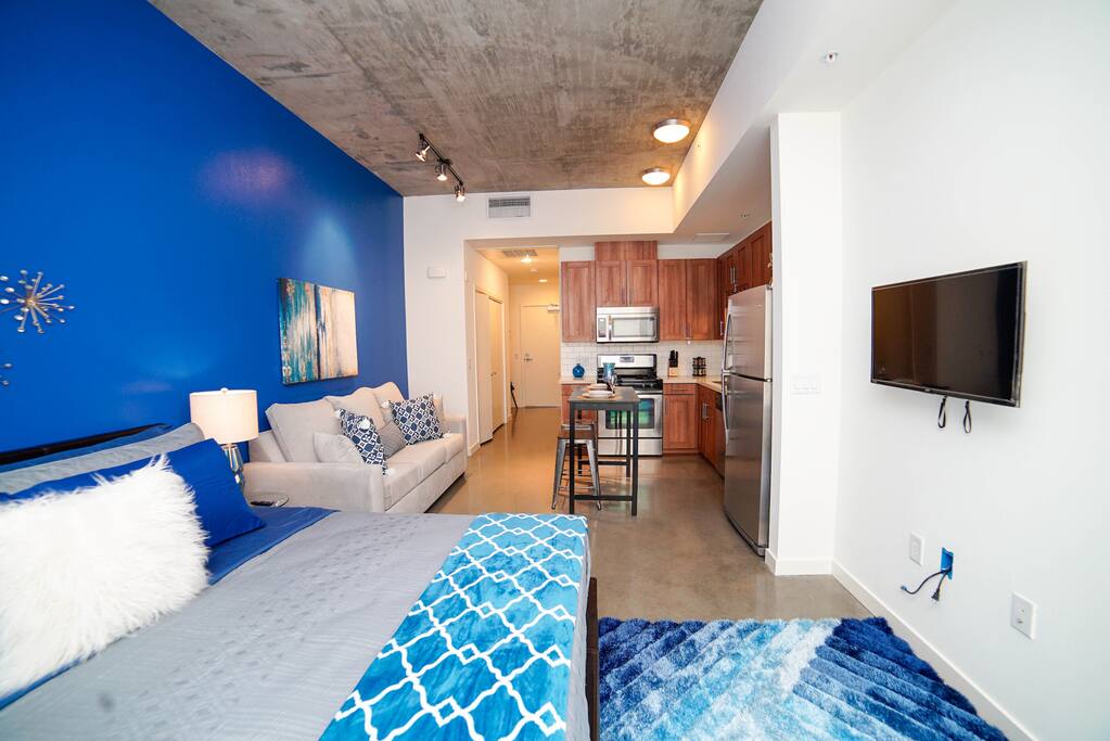 GORGEOUS STYLISH STUDIO APARTMENT + 1 KING SIZE BED + TRANSFORMABLE COACH + AIR MATTRESS + FREE WIFE + FREE PARKING + FREE NETFLIX + POOL +
