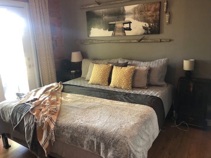 سرير رئيسي بمقاس كبير. غير شامل الأسرّة والوسائد. الأقرب ليس لاستخدام الضيف ولكن به خزانة كبيرة (قيد التقدم لتحديث الصورة)