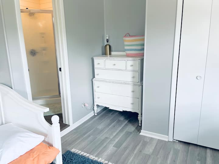 Chambre avec lits superposés à l'étage avec une salle de bain 3/4 de Jack et Jill attenante