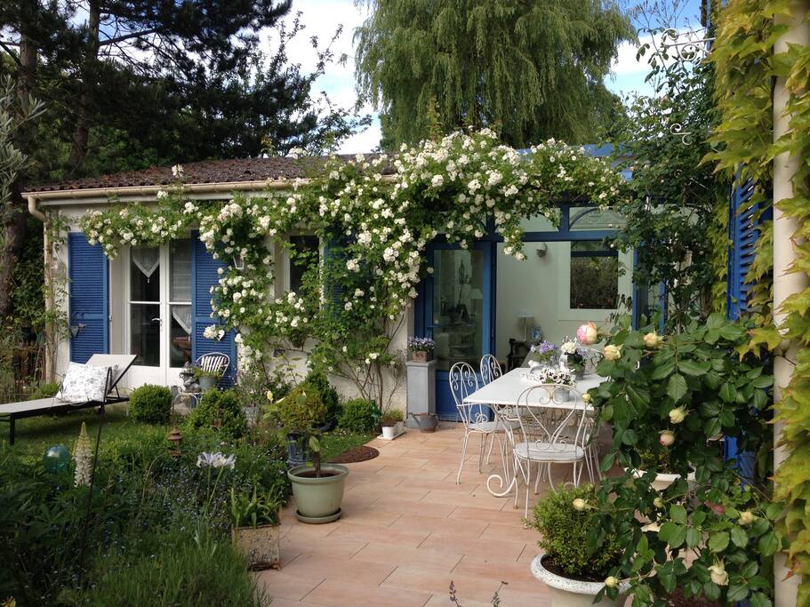 Véranda donnant sur terrasse et jardin.