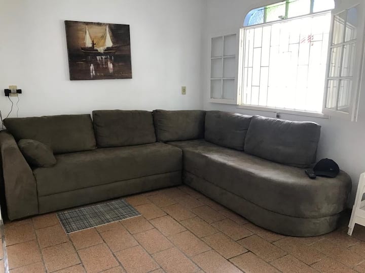Sala de TV con sofá y aire acondicionado