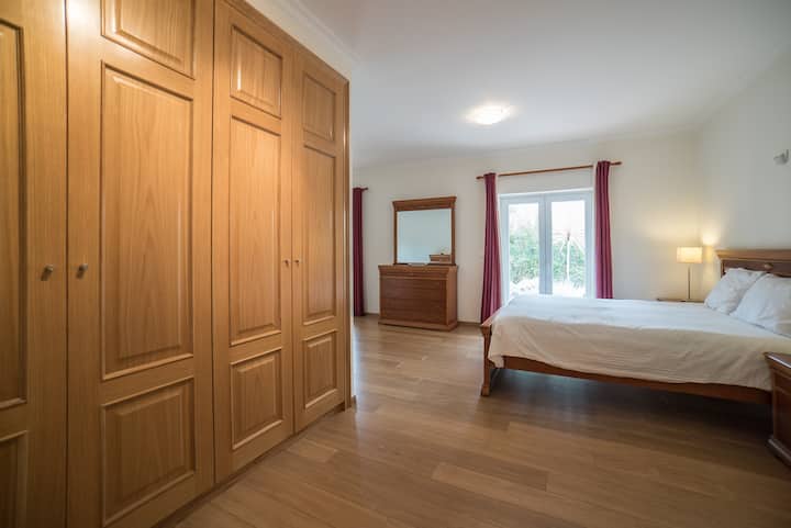 Bedrom 1, spavaća soba s bračnim krevetom, na drugom katu, bračni krevet (180x200)