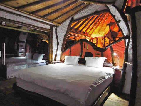 Luxury Ecolodge with jacuzzi facing the forest