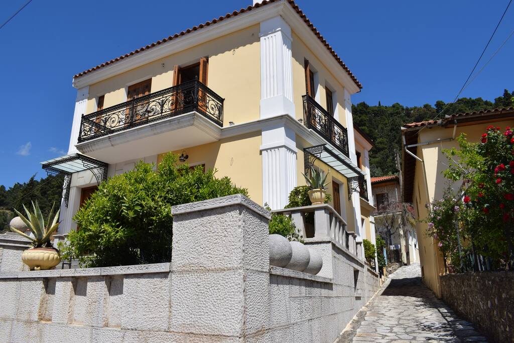 Beautiful traditional apartment in Nafpaktos Apartments for Rent in