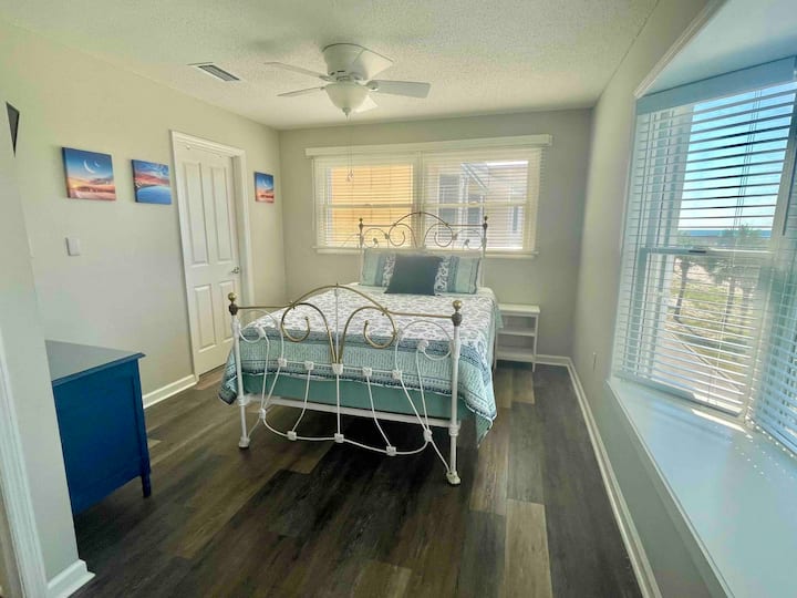 Спалня 2 с двойно легло и самостоятелна баня.