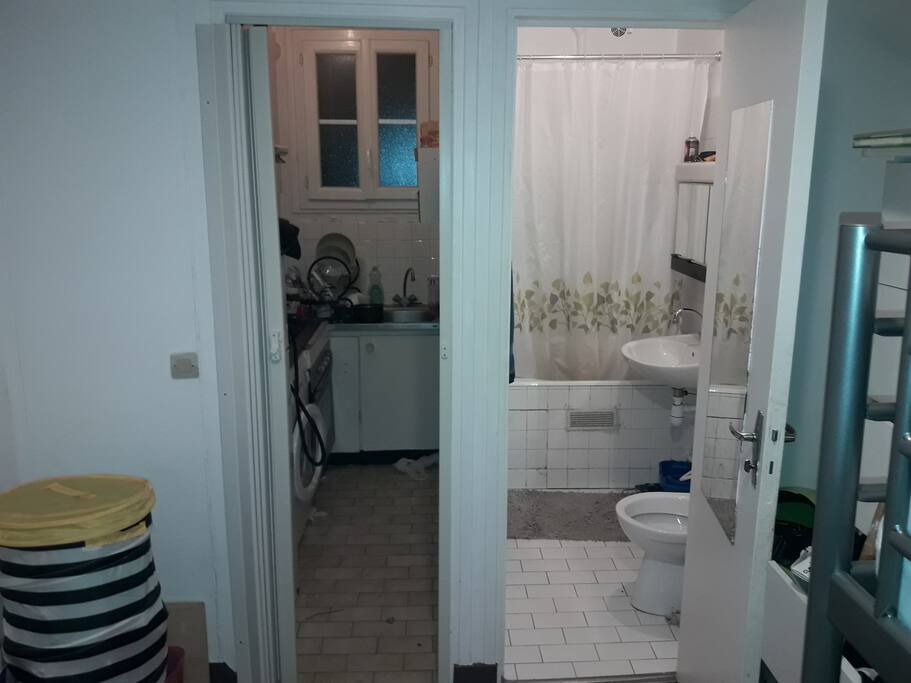 Salle de bain et petite cuisine