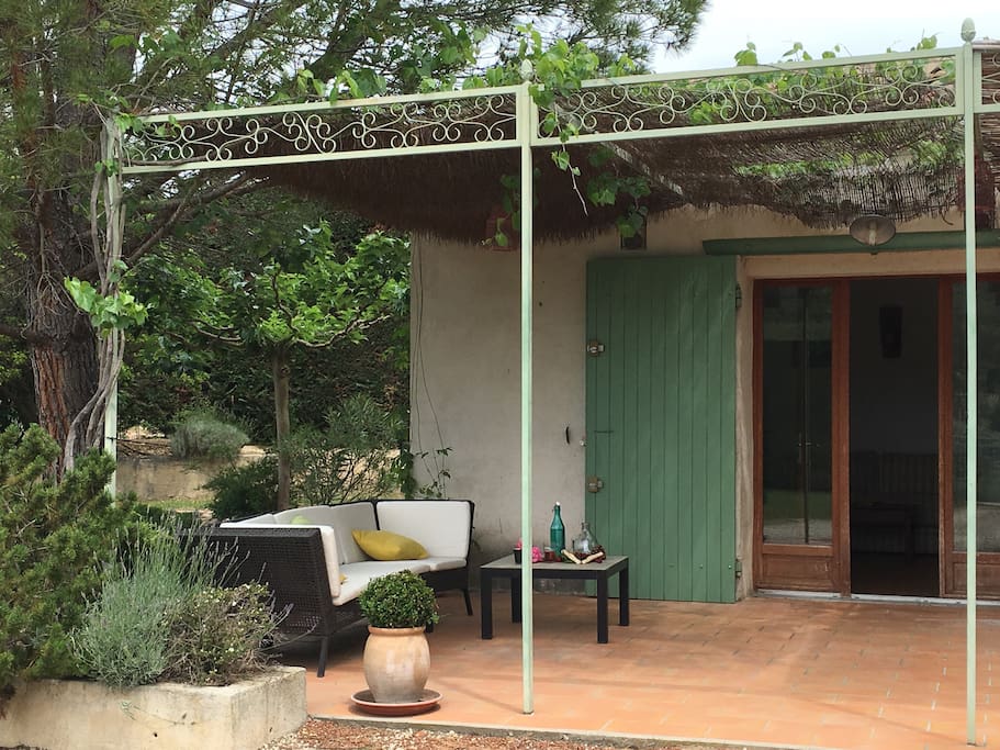 Une terrasse aménagée devant la maison