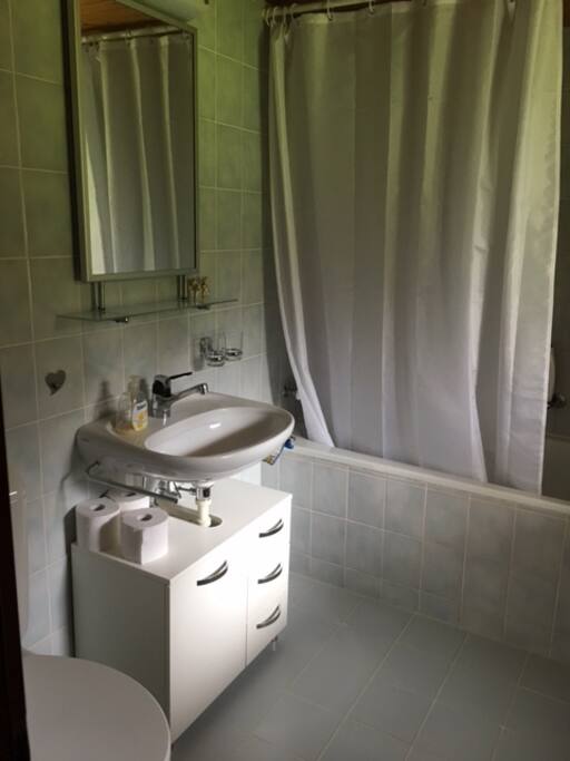 Badezimmer mit Badewanne
