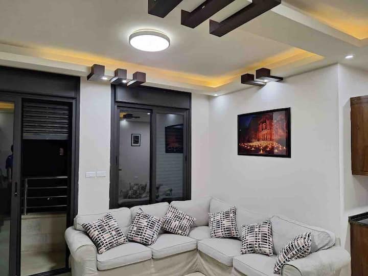 Cozy & Modern 2br Apartment In Ideal Location - Ammán