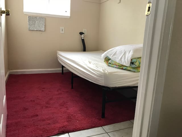 E4 Private bedroom shared bathroom.[have a lock]