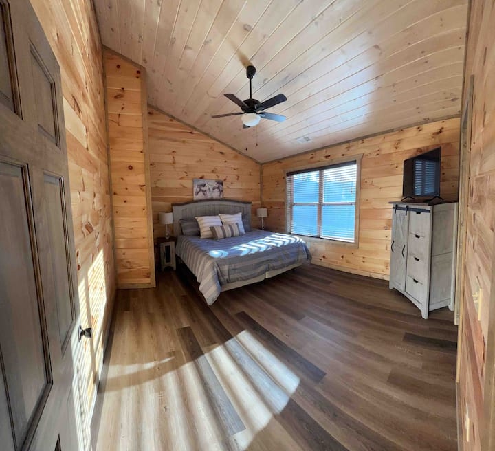 Მთავარი საძინებელი №3 საწოლით და ცალკე სააბაზანოთი