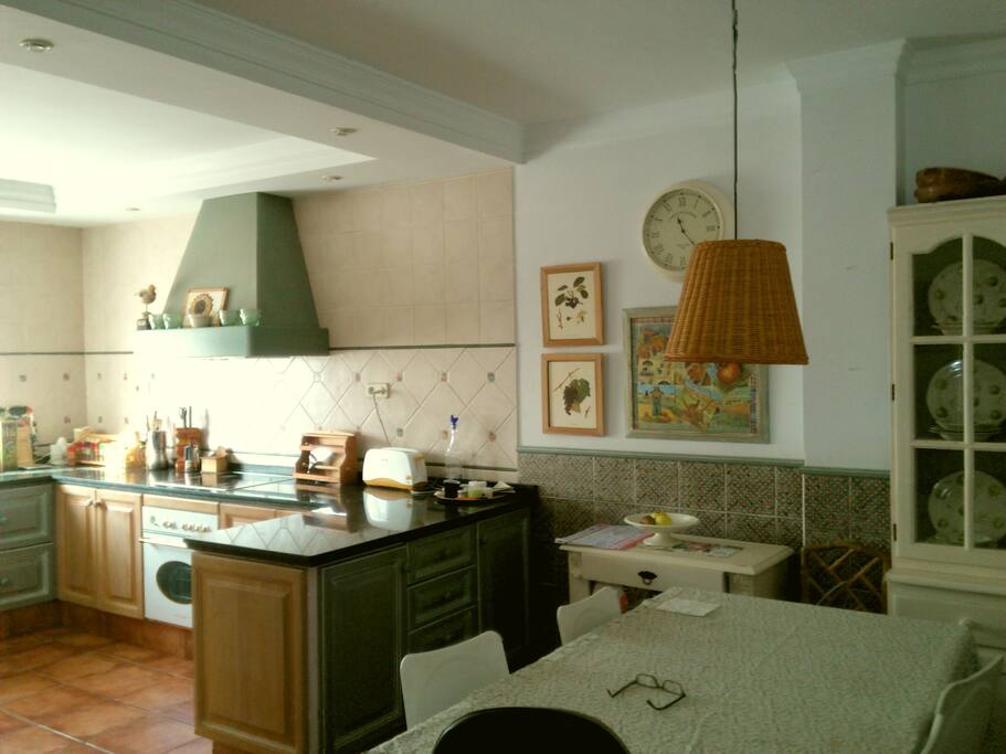 Amplia cocina comedor.