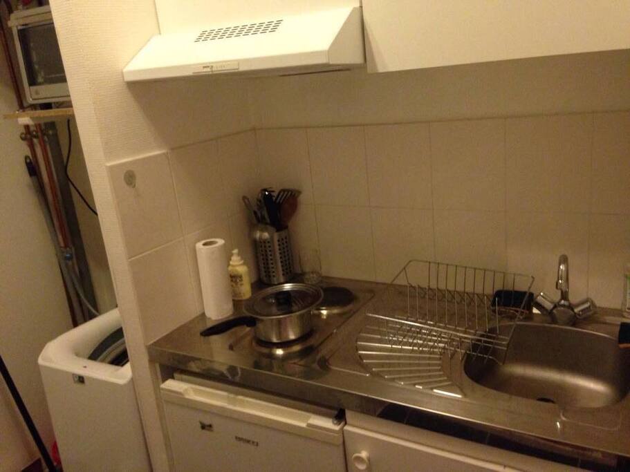 Cuisine équipée avec machine à lavée et mini four.