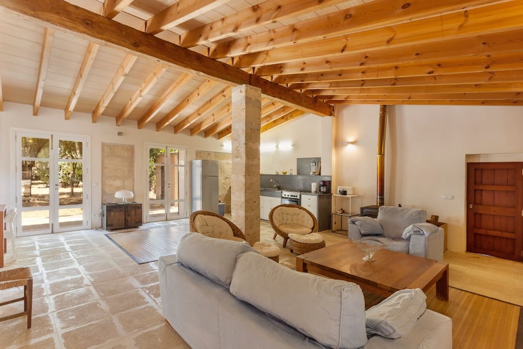 Salón y cocina con salida al jardín privado