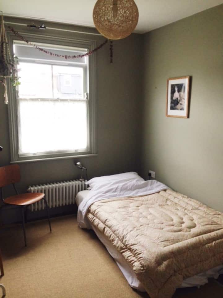 Chambre arrière, canapé-lit pouvant accueillir deux personnes dans un petit lit double.