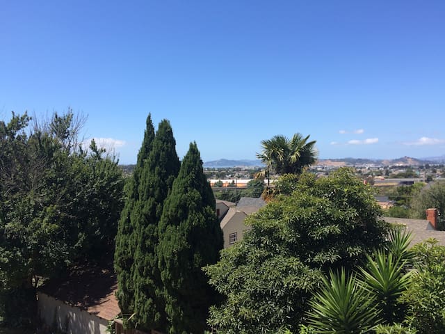 Suite with Private Entrance, Walk to Bart!
