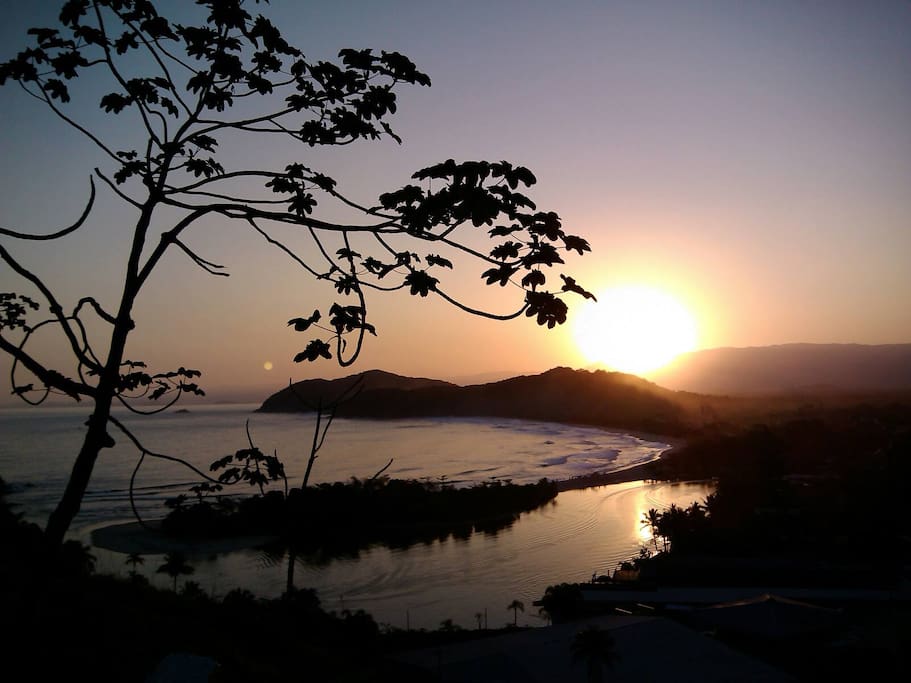 Por do sol na praia de Barra do Una, vizinha da Praia da Jureia.