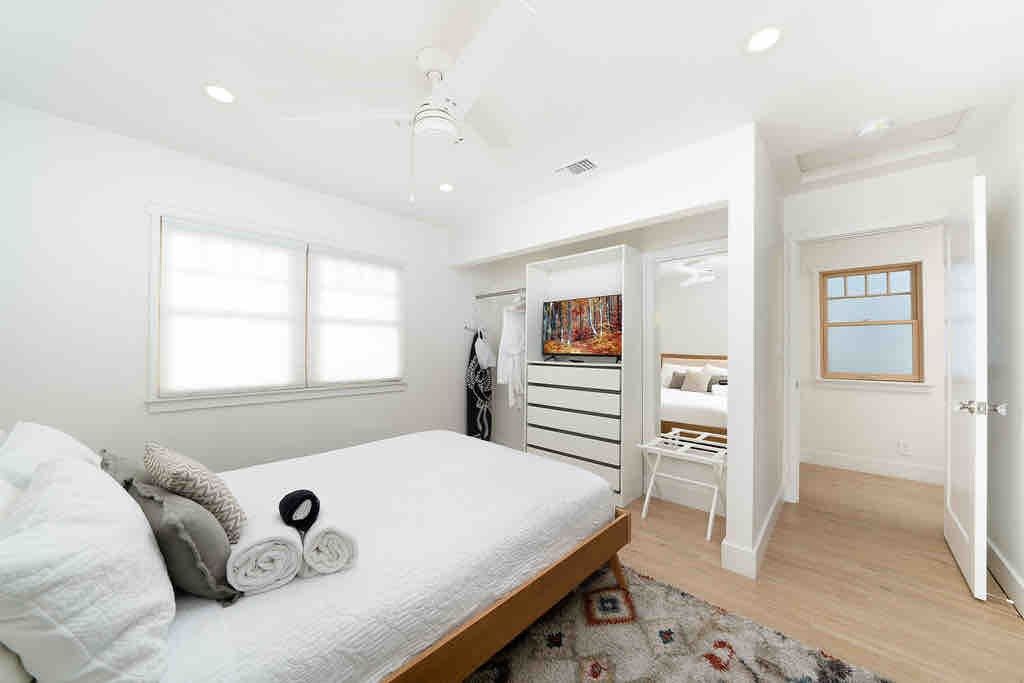 1号卧室配有熨衣板和电视