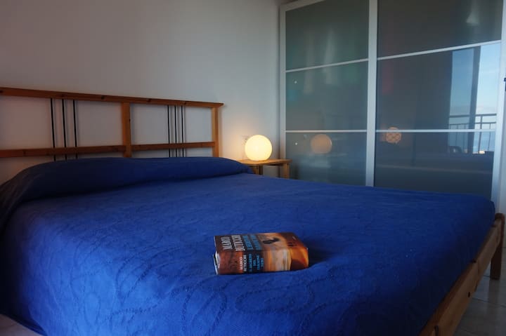 Esta es la habitación doble. La cama es muy cómoda (¡así que hemos dicho que los huéspedes que ya se han alojado aquí y yo también lo confirmo!). También hay un armario muy grande. Se renovó en noviembre de 2018