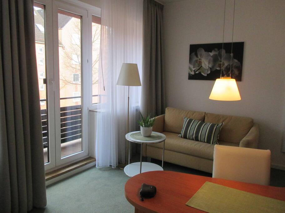 mit kleinem Balkon
