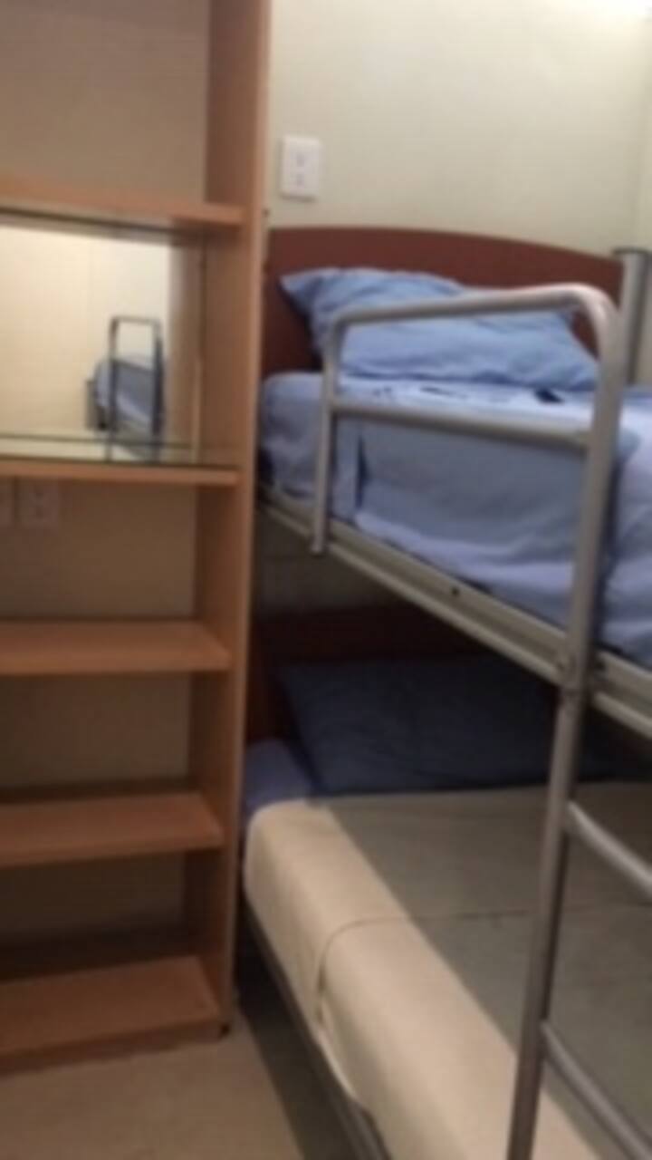 上下铺房间和壁橱