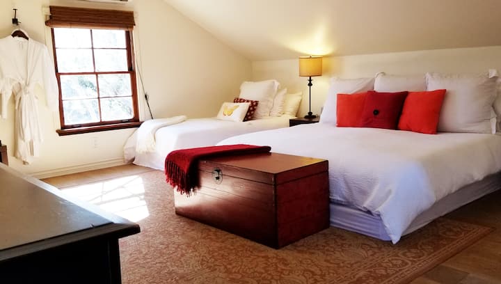 พื้นที่นอนชั้นบนในบ้านรถม้า