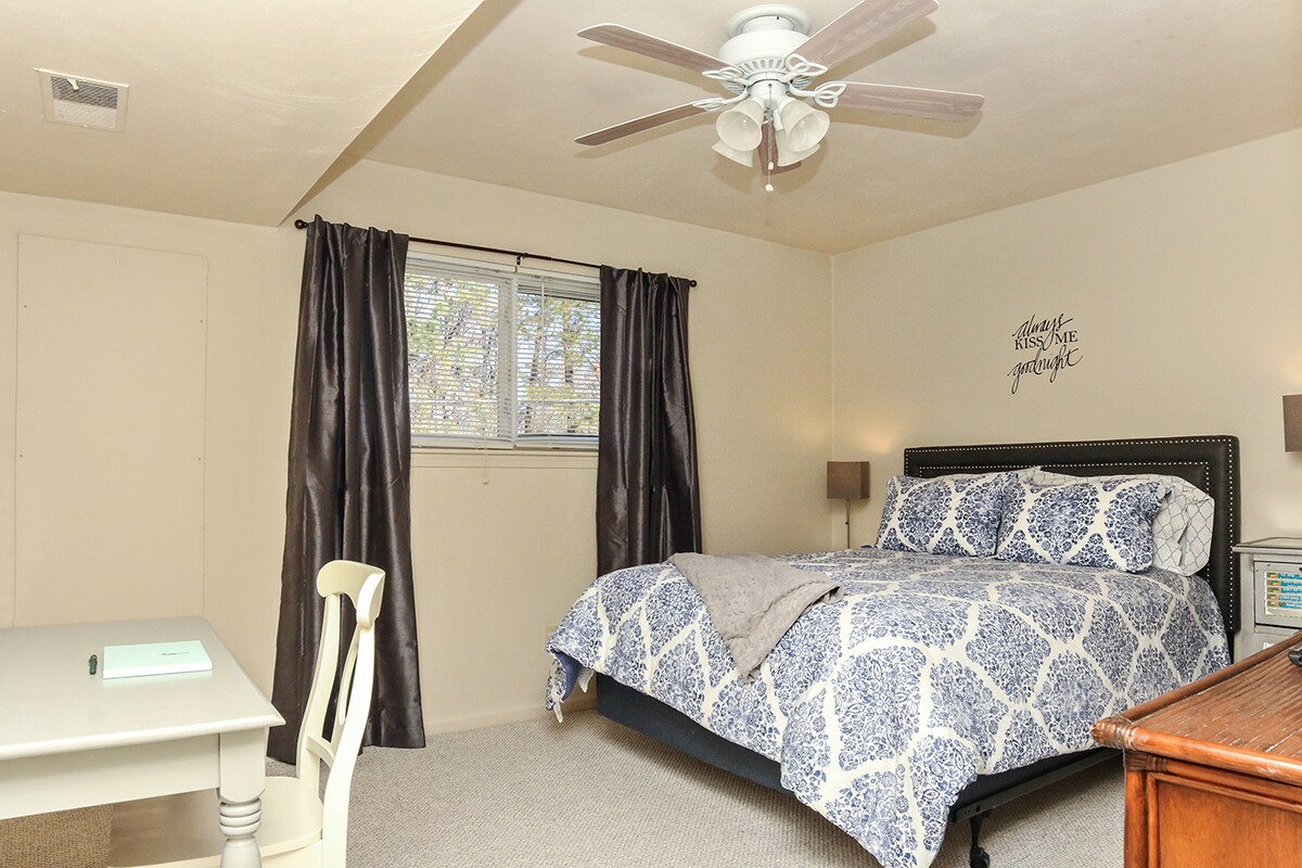 Chumba kikubwa cha kulala na kitanda cha malkia, kabati kubwa la kutembea, tv  na dawati 