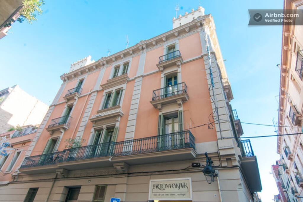 Un edificio clásico en un barrio lleno de Gràcia