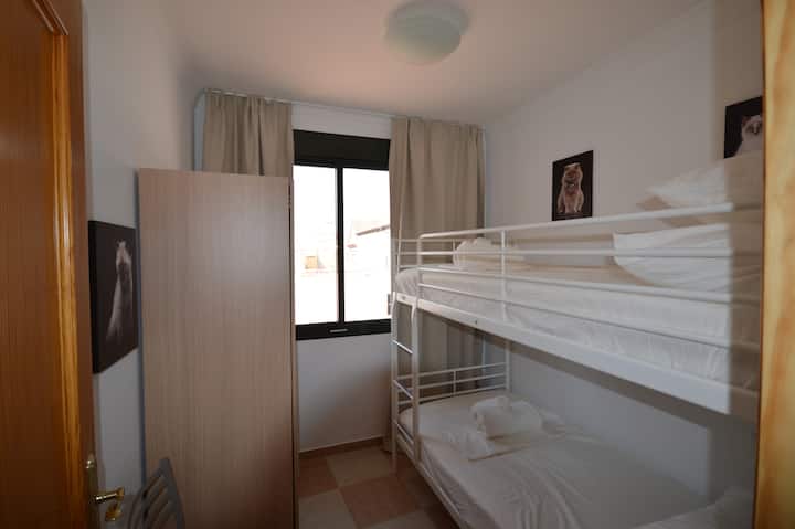 Habitación 4. Cucheta (90X200) con fotos de gatos.