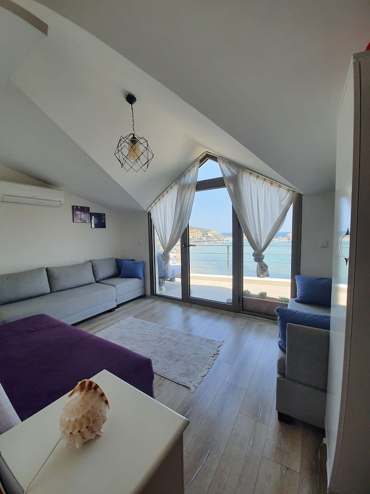 Apartment with a seafront terrace in the center of Mordoğan
