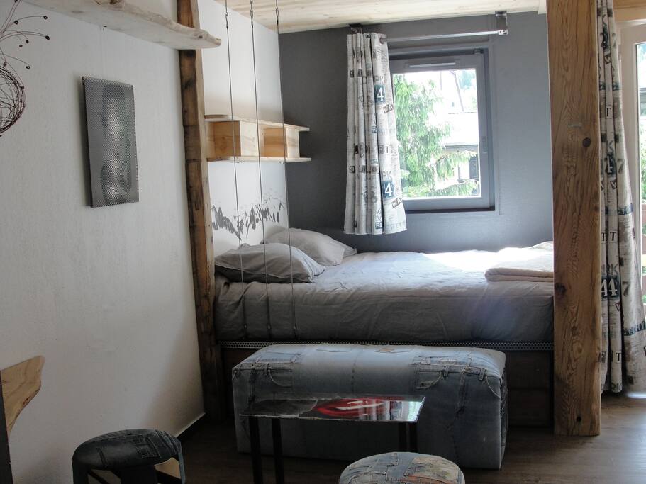 Le grand lit, et le coin sofa et table basse