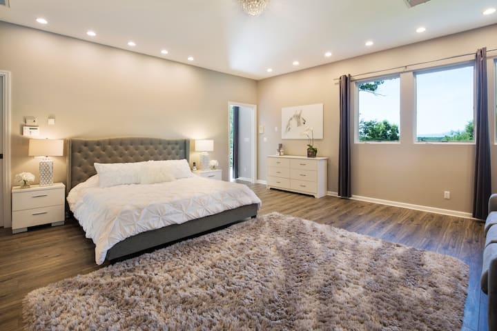 Over sized Primary Suite w Sleeping Sofa, Stunning Catskill Mountain View’s