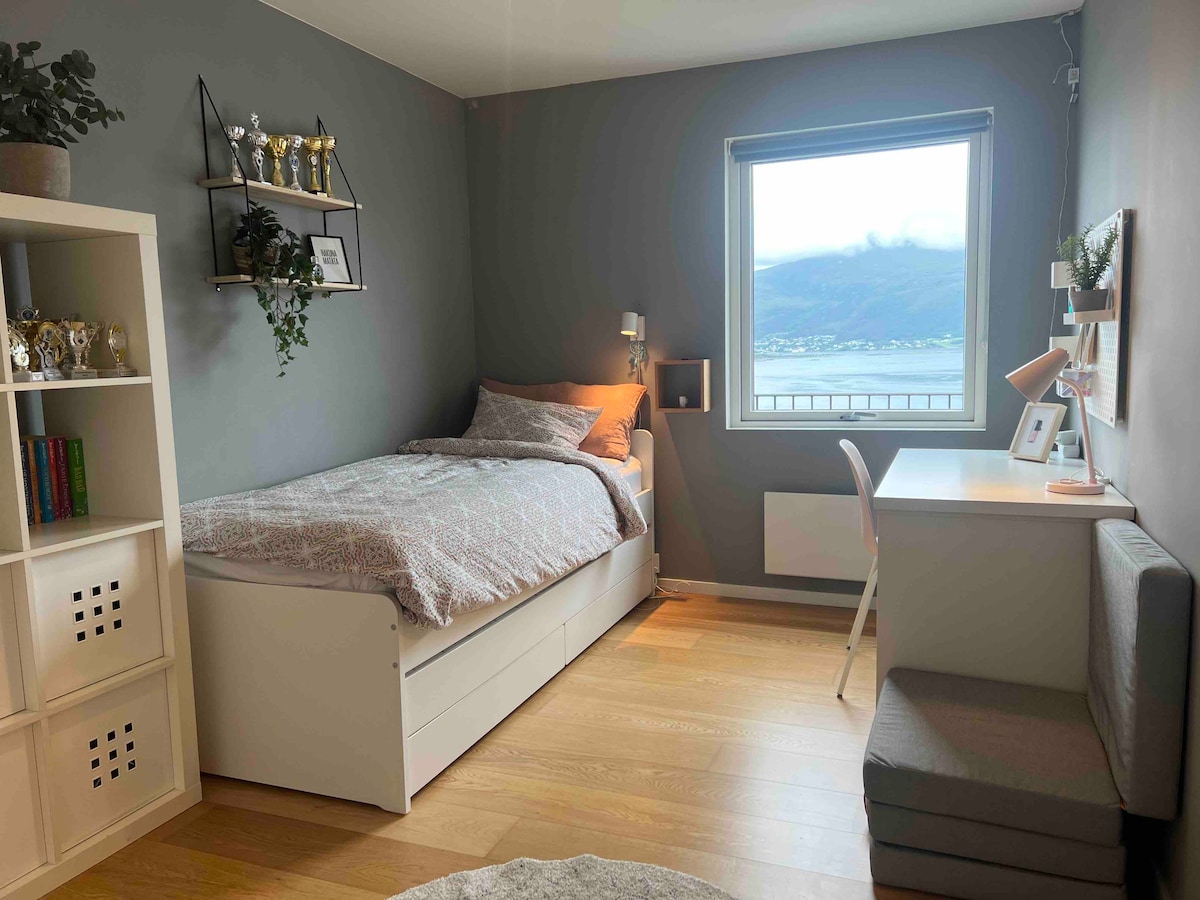 ห้องนอนพร้อมเตียงขนาด 90 ซม. พร้อมเตียงขนาด 90 ซม. ในลิ้นชักด้วย 