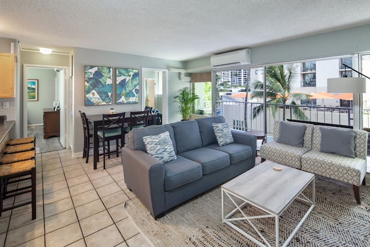 Waikiki Beach 1.5 blocks away! Free parking space!