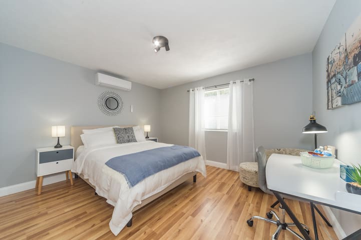 ☆Luxury & Sunny☆ - Short Walk From Downtown